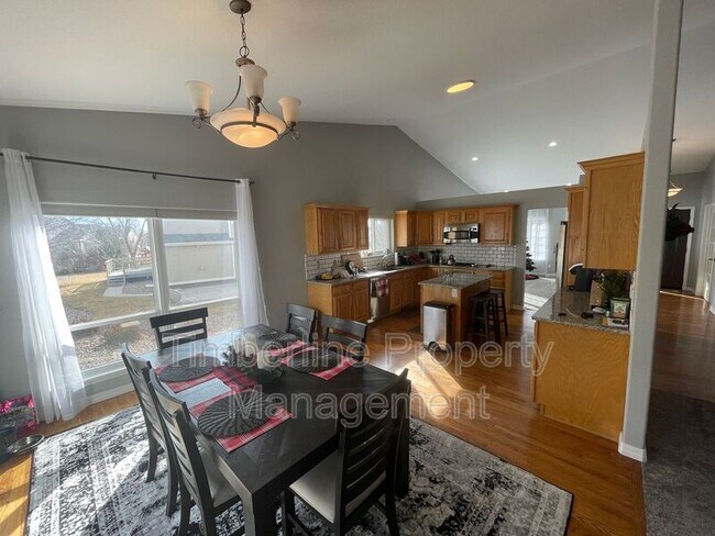 Building Photo - 9925 Thornydale Dr