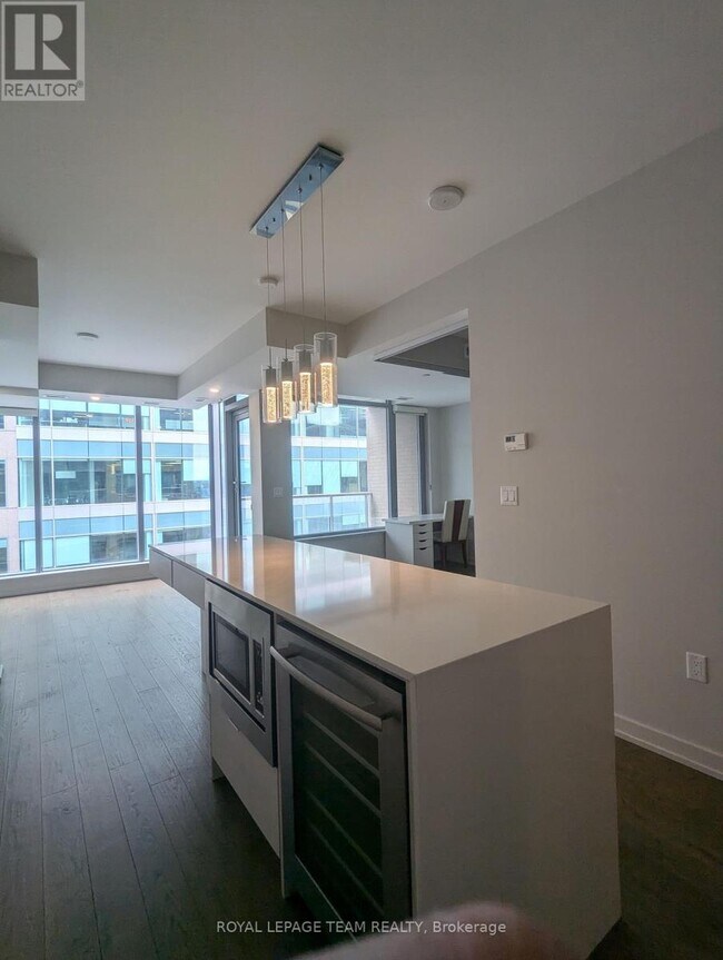 Building Photo - 101 Queen St