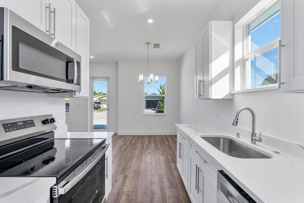 Foto principal - 1573 W 16th St