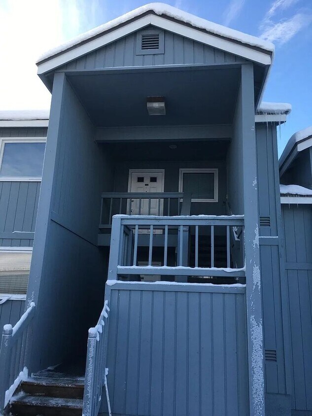 Foto principal - 2 Bedroom, 1 Bath Condo in South Anchorage
