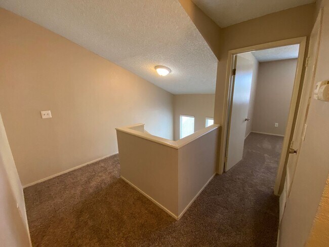 Foto del edificio - North Visalia Townhome Available Now