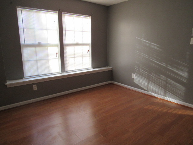 Foto del edificio - 829 Middle River Rd