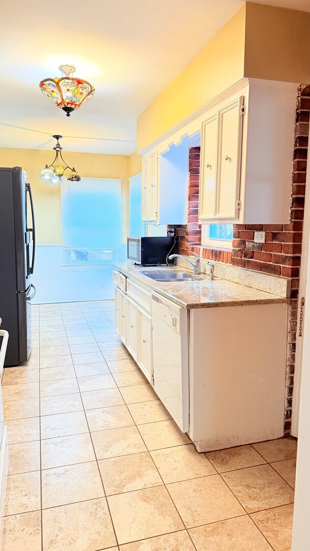 Foto del edificio - 7513 Kenton Ave