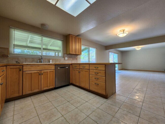 Building Photo - Lovely Bennett Valley Home in a Cul-De-Sac