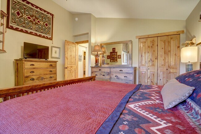 Building Photo - 2 BDR 2 BATH UPDATED  Lake Dillon Condo WI...