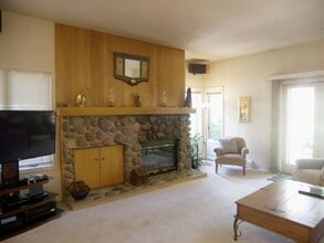 Building Photo - 931 Incline Way