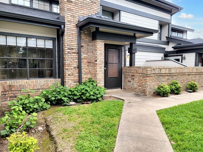 Building Photo - Modern and Cozy 2/BR 2/BA Home in Gated Co...