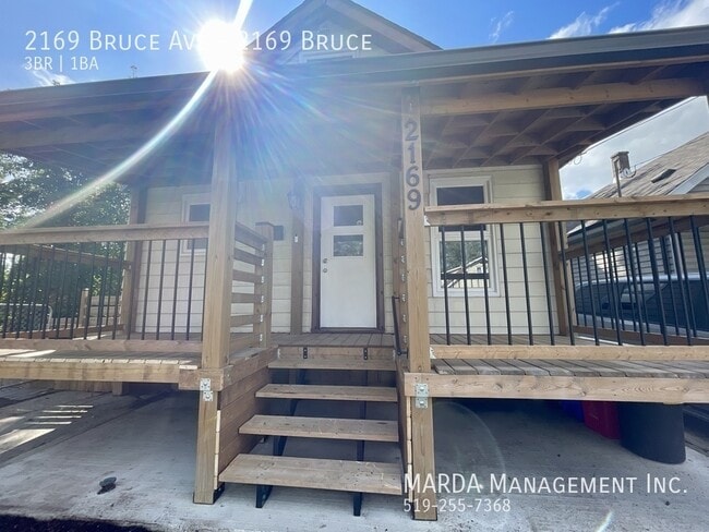 Photo du bâtiment - CHARMING 3 BED/1 BATH HOUSE + HYDRO, WATER & GAS!