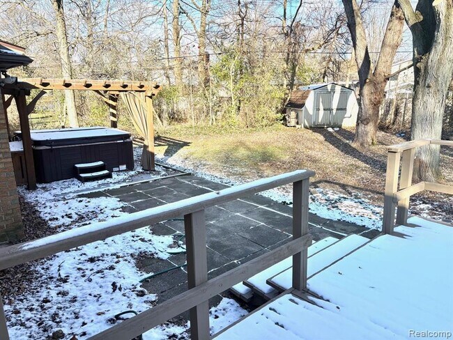 Foto del edificio - Beautiful Home in Farmington Hills - 3 Bd / 1.5 BA