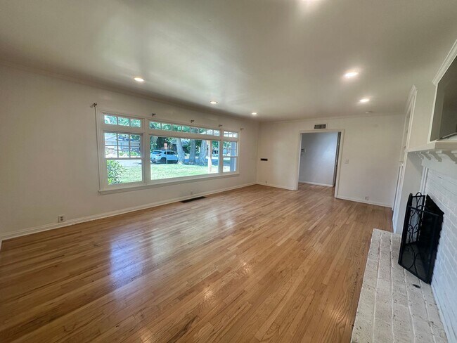 Building Photo - Spacious home located in Beverly Glen coming soon!