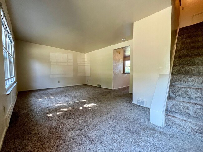 Foto del edificio - Lovely 2BR Townhome at Regency Place! Spacious Rooms -Attached Garage & Yard! Tour Today!