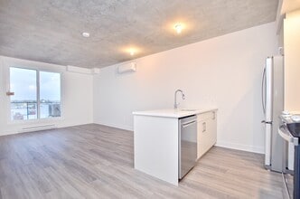 Building Photo - 1-1404 Av. de la Gare