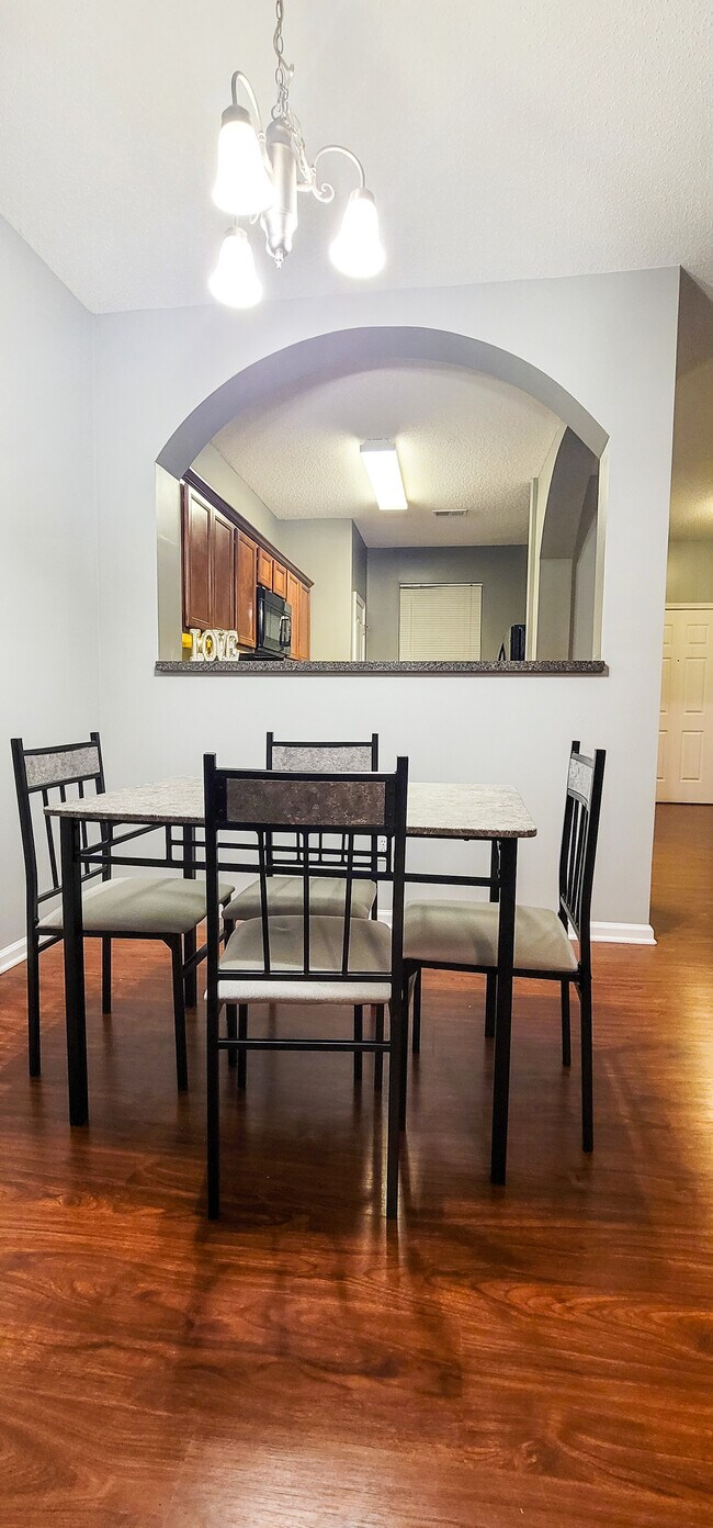 Área de comedor - 1931 Bayrose Cir