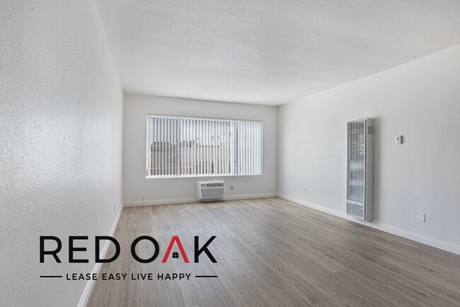 Foto del edificio - 8040 Reseda Blvd