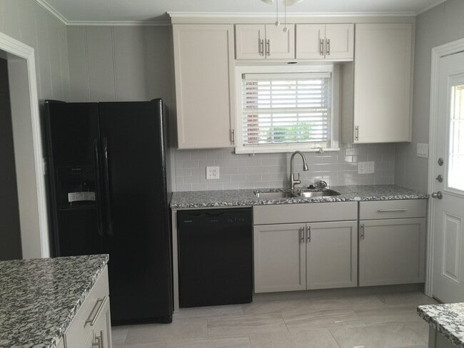 Building Photo - 2556 Boyd Ave