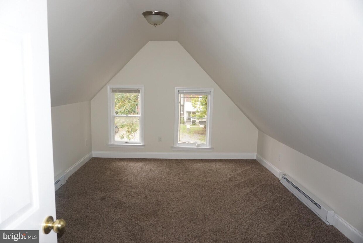 Foto principal - 320 E Lancaster Ave