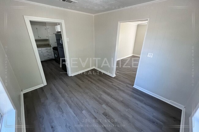 Building Photo - Beautiful Renovated 3 Bedroom 1 Bathroom h...