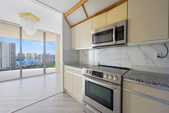 Foto del edificio - 19355 Turnberry Way