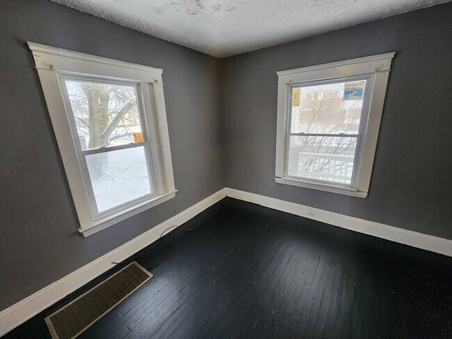 Building Photo - Charming 3-Bedroom Property in Prime Location