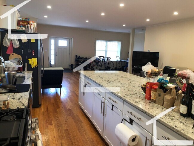 Building Photo - 5 Bedroom-Huge