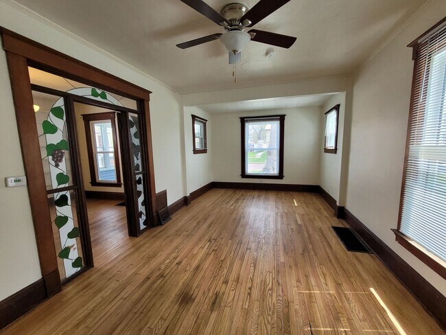 Building Photo - 3 bedroom 1 bath, natural hardwood floors!