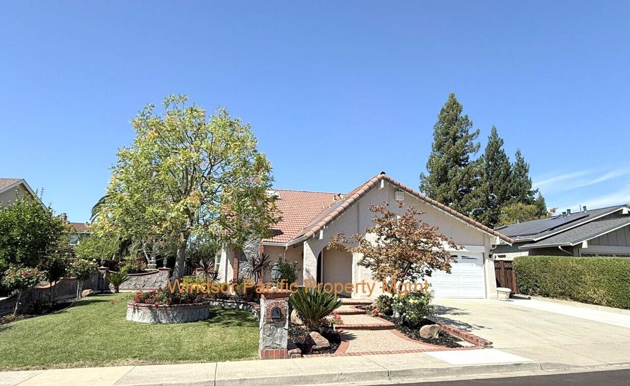 Foto principal - Highly upgraded ! Two Story Home With Prim...