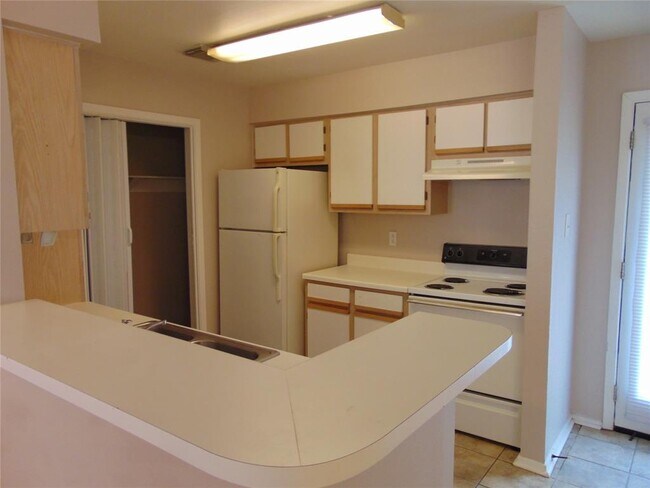 Building Photo - 10007 Emerald Creek Dr