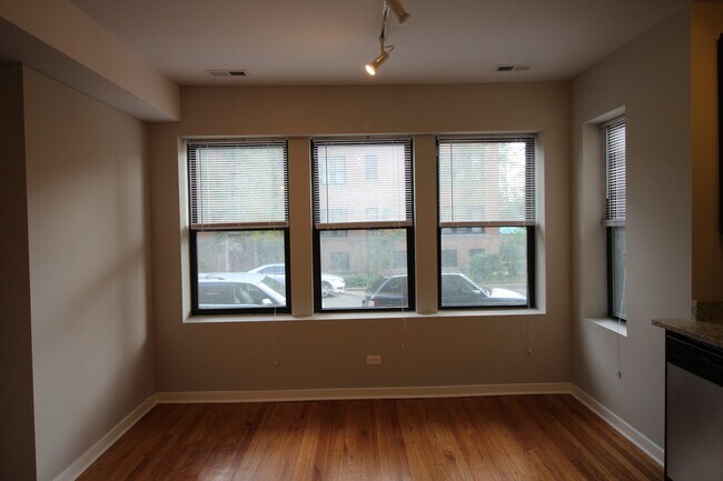 Foto del edificio - 2438 W North Shore Ave