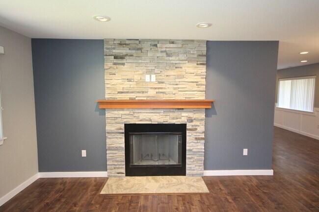 Building Photo - Fully Renovated Rambler - Corner lot!