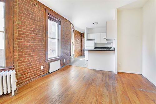 Foto principal - 369 W 51ST St