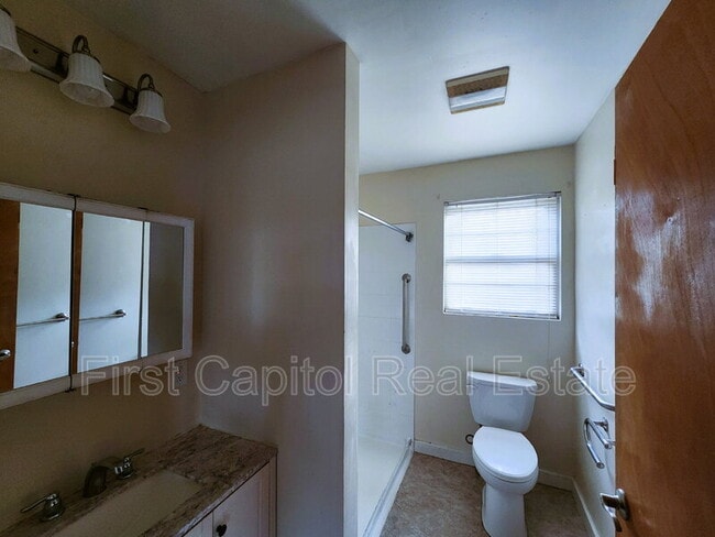 Foto del edificio - 408 Clinton Rd