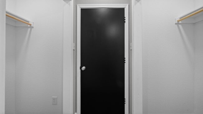 Foto del edificio - 5242 Greylog Dr