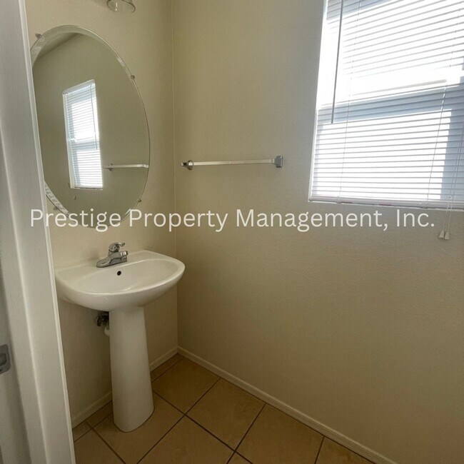 Foto del edificio - Want to call this 3 bedroom 2.5 bath Home ...