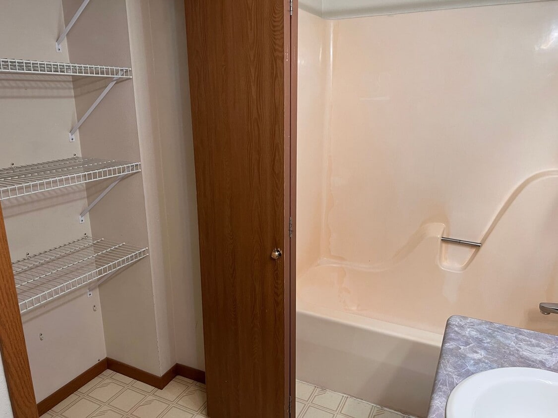 Building Photo - 4 Bed 2 bath near Riverside Drive