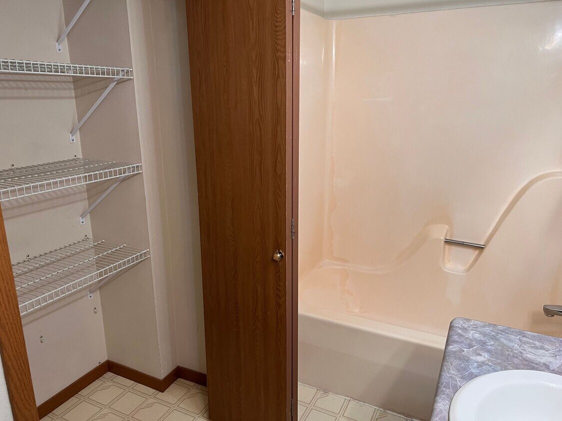 Foto del edificio - 4 Bed 2 bath near Riverside Drive