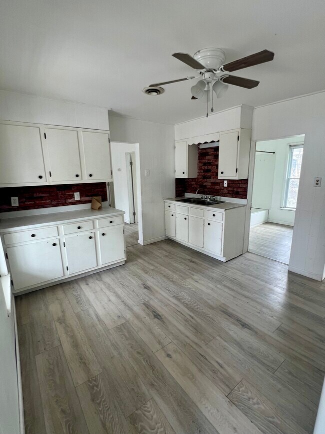 Spacious kitchen - 28 7th Ave