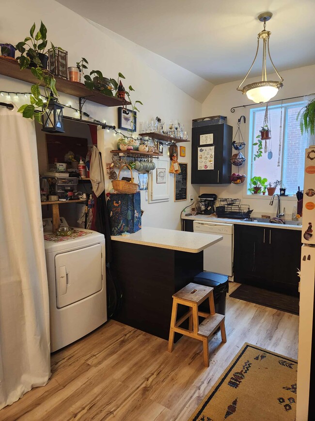 Building Photo - 1410 Av William-David