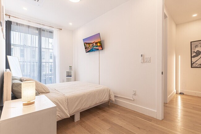 Foto del edificio - 233 Covert St.
