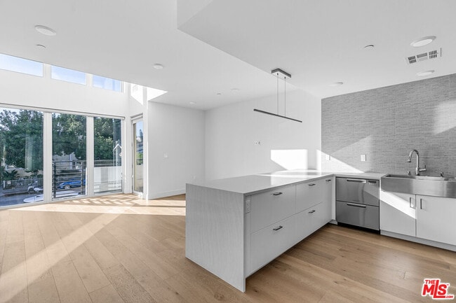 Building Photo - 2000 Beachwood Dr