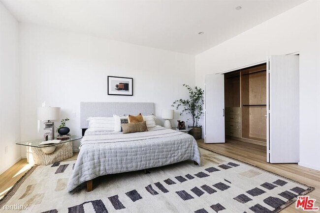 Building Photo - 2 br, 2.5 bath House - 1626 Micheltorena St