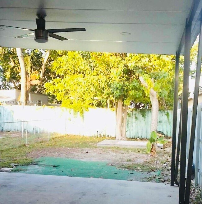 Foto del edificio - 621 NW 23rd Pl