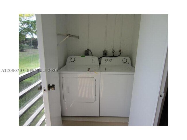 Foto del edificio - 862 NE 209th St