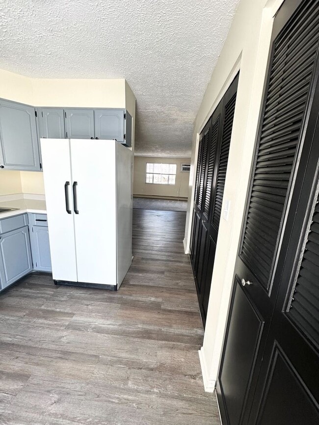 Building Photo - 2 Bedroom and 1.5 Bathroom Apartment in Be...