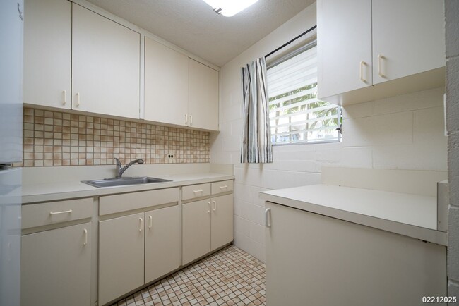 Building Photo - 1 BED 1 BATH 1 PARKING IN MAKIKI