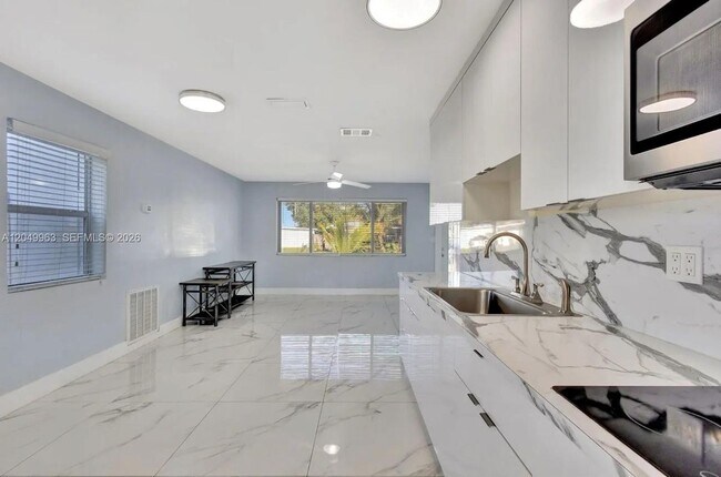 Building Photo - 1008 Elm Rd