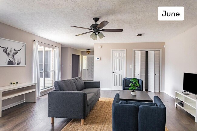 Building Photo - ROOM ONLY in 4-bed/2.0-bath Home