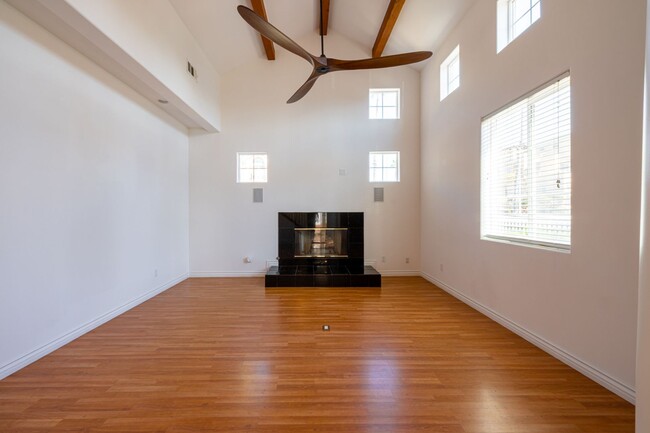 Foto del edificio - Steps from the Oceanside Pier, Updated 4 b...