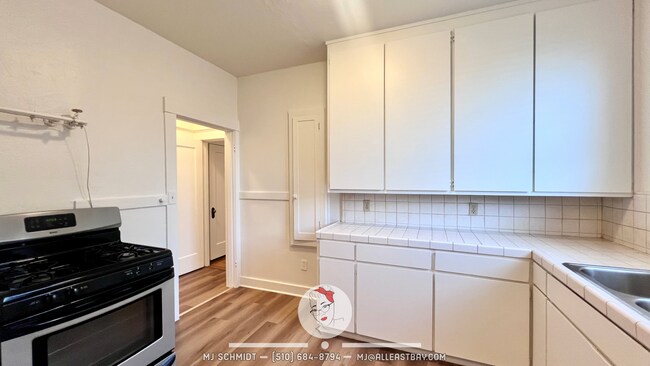 Foto del edificio - Lovely 1/1 walking distance to shopping, restaurants, public transportation!