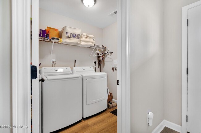 Building Photo - 308 Breezeway Dr