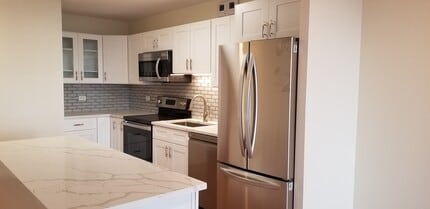 Building Photo - 1660 N La Salle Dr